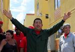 Offensiv. Venezuelas præsident, Hugo Chávez, vinker til folk på gaden i byen Acarigua. Billedet er taget i går - samme dag han beordrede militæret til at gøre sig klar til krig med Colombia. 