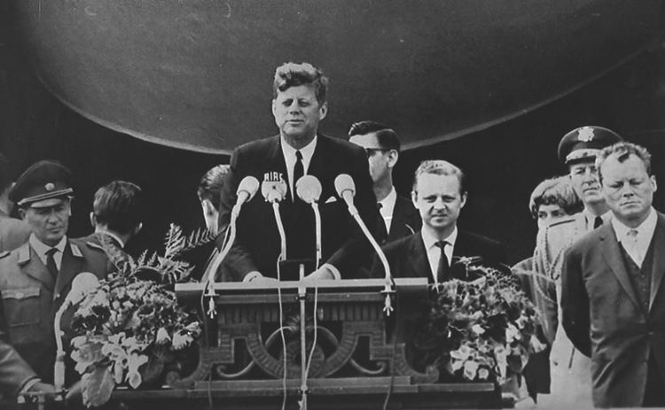 Taleren. Præsident John F. Kennedy på trappen foran Berlins rådhus, hvor han udtalte de berømte ord. Ich bin ein Berliner. 