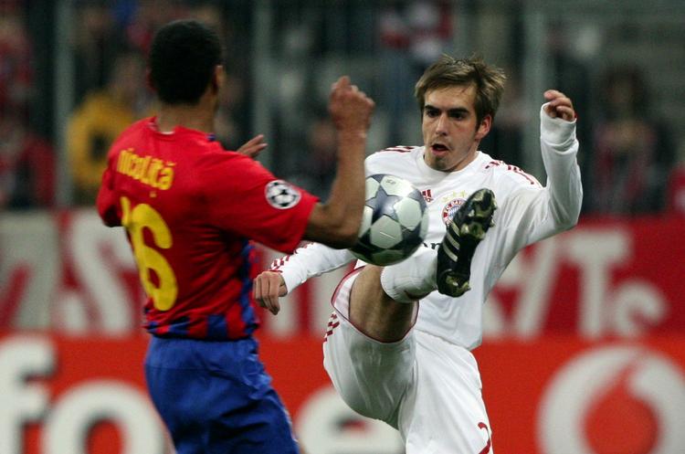 SYNDER. Landsholdspilleren Phillip Lahm skal betale sin klub Bayern München 25.000 euro, fordi han kritiserede deres indkøbspolitik. 