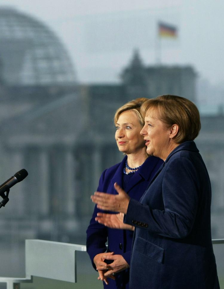 Angela Merkel byder velkommen til USA's udenrigsminister, Hilary Clinton, der er en af de mange prominente gæster, der strømmer til Berlin for at fejre 20-året for murens fald. 