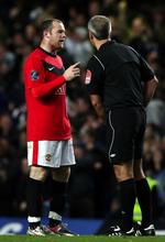 ÅBENMUNDET. Den engelske fodboldforbund vil nu undersøge, om Manchester United-angriberen Wayne Rooney skal straffes for sin utilfredhed med dommer Martin Atkinson. 