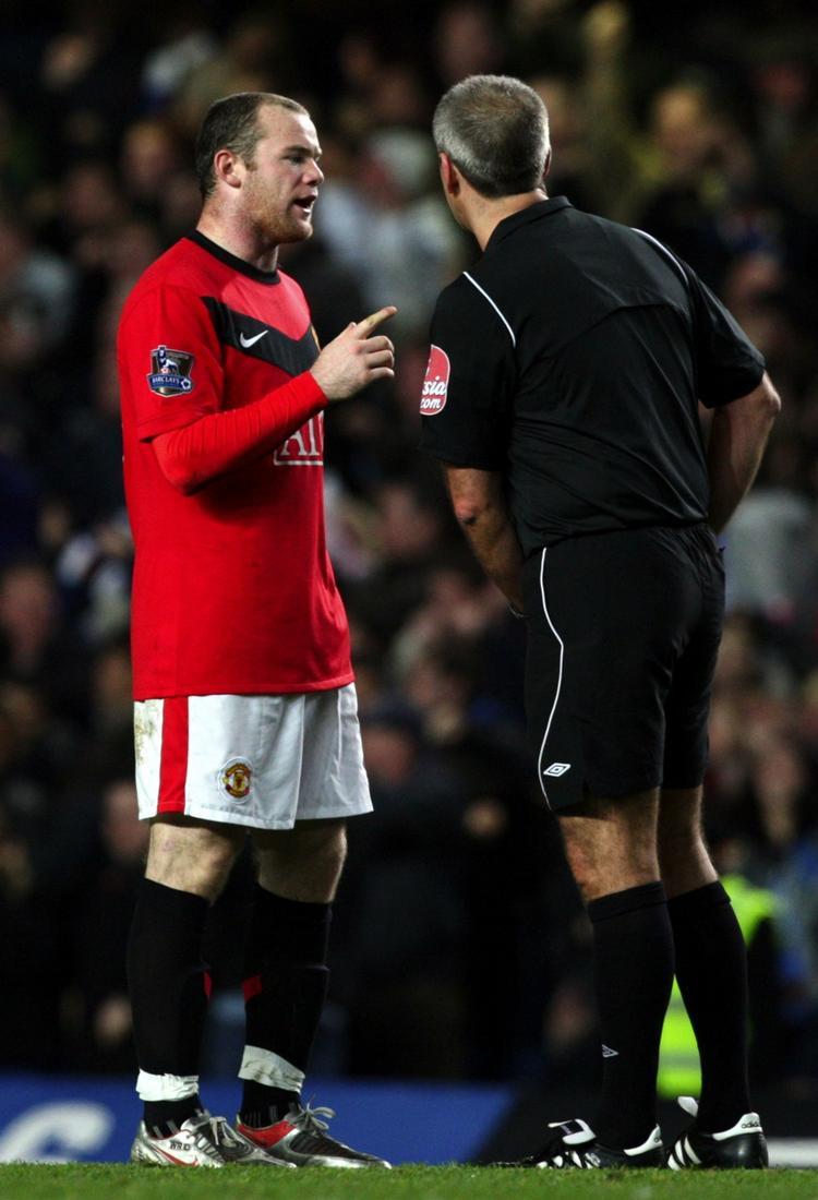 ÅBENMUNDET. Den engelske fodboldforbund vil nu undersøge, om Manchester United-angriberen Wayne Rooney skal straffes for sin utilfredhed med dommer Martin Atkinson. 
