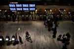LUFTHAVNEN. Rejsende i en mandagsstille afgangshal i Kastrup. 