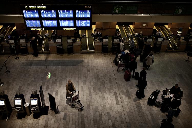 LUFTHAVNEN. Rejsende i en mandagsstille afgangshal i Kastrup. 