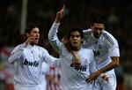 Real Madrids Kaka, i midten, jubler efter sit mål mod Atletico de Madrid. Tv. Sergio Ramos og til højre Alvaro Arbeloa. 
