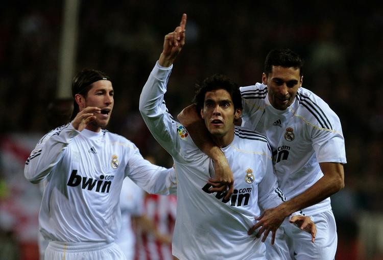 Real Madrids Kaka, i midten, jubler efter sit mål mod Atletico de Madrid. Tv. Sergio Ramos og til højre Alvaro Arbeloa. 