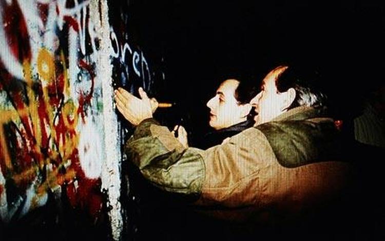 Sarkozy påstår på Facebook, at  han huggede løs på Muren med sin isøkse i Østberlin. Problemer er, at graffiti kun fandtes på den vestberlinske side. 