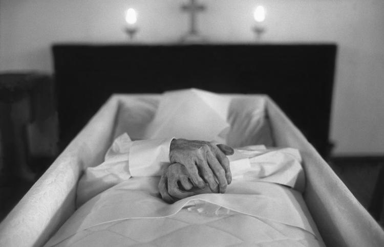 Genfærd. En familie blev ganske overrasket, da hovedpersonen ved en begravelse pludselig selv dukkede op. 