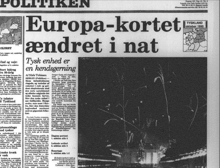 Gigantbommert. Der findes desværre ikke et bedre billede af den famøse forside fra Politiken dagen efter Tysklands officielle genforening. Men man skal ikke knibe øjnene meget sammen for at se, at der står et enormt juletræ foran Brandenburger Tor. Og det gør der vist normalt ikke i starten af oktober ... 