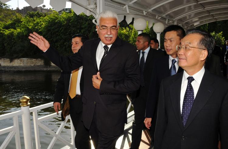 Råvaresafari. Kinas regeringchef Wen Jiabao (th) i cCairo hos den egyptiske regeringschef Ahmed Nazif (tv) 