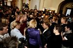 kø. Undersøgelsen af den politiske journalistik viser, at politikerne og andre professionelle kilder står for langt hovedparten af de politiske nyheder. Det er ikke længere medierne selv, der sætter dagsordenen. 