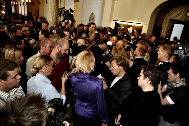 kø. Undersøgelsen af den politiske journalistik viser, at politikerne og andre professionelle kilder står for langt hovedparten af de politiske nyheder. Det er ikke længere medierne selv, der sætter dagsordenen. 