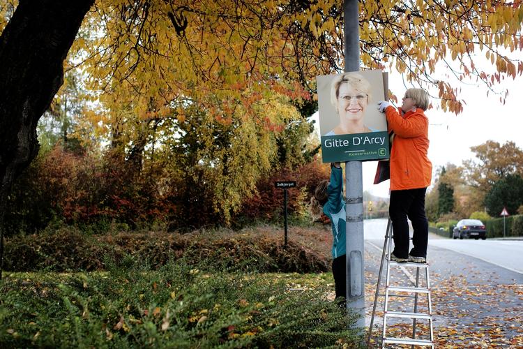 Plakaten. Det var en stor dag for Gitte D'arcy, da hun for første gang var ude og sætte sig selv op i lygtepælene. 