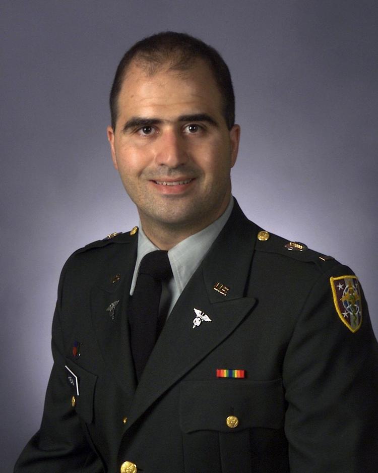 Hovedperson. I sidste uge skød og dræbte major Nidal Malik Hasan 13 personer på militærbasen 'Fort Hood' i Texas. Spørgsmålet er: Hvorfor? 