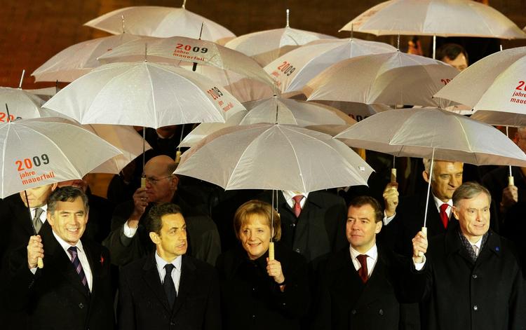 Topmøde. Den britiske premierminister Gordon Brown, den franske præsident Nicolas Sarkozy, den tyske kansler Angela Merkel, den russiske præsident Dmitrij Medvedev og den tyske præsident Horst Köhler i forbindelse med de våde festligheder. 
