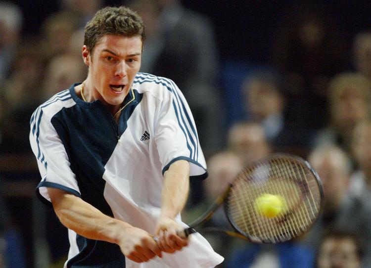 IRRITABEL. Russeren Marat Safin kan ikke forstå, at André Agassi har udgivet selvbiografi. Han skulle have holdt sin kæft i stedet. 