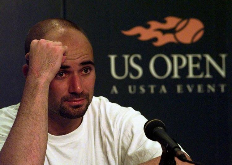 Andre Agassi skal nok ikke regne med at få julekort fra nogle af sine gamle konkurrenter, som han skriver mindre pænt om i sin selvbiografi. 