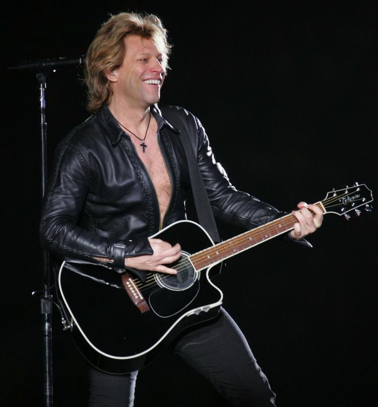 Underholdning. Absurd nok var puddelhunderockeren Jon Bon Jovi fra New Jersey hovednavnet ved gårsdagens fejring af 20-året for Berlinmurens fald, skriver Lars Trier Mogensen. 