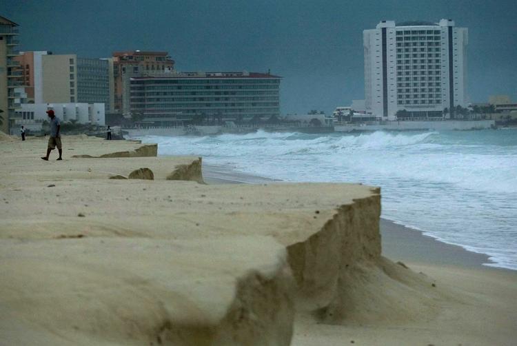 Stormfuldt. 'Ida' har allerede sendt bølger mod Mexicos kyst. Nu kommer turen til USA. 