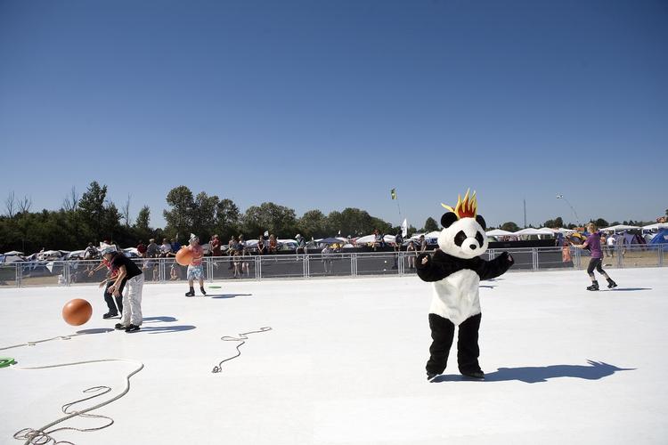 I 2008 havde Roskilde Festival stillet en plastikskøjtebane op, men mange gæster klagede over, at den ikke var glat nok. Nu prøver Frederiksberg Kommune er bane af voks. 