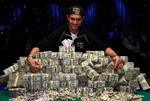 Millionær. Joe Cada er blevet en holden mand ved at vinde VM i poker. 43 millioner kr. rullede i den forbindelse ind på kontoen. 