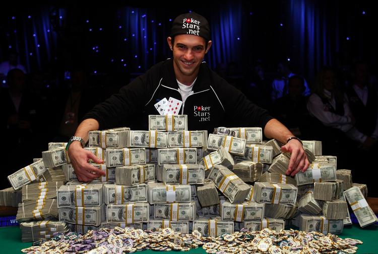 Millionær. Joe Cada er blevet en holden mand ved at vinde VM i poker. 43 millioner kr. rullede i den forbindelse ind på kontoen. 
