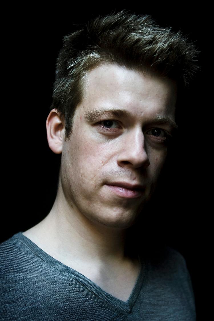 Jon Larsen har besluttet at søge mange forskellige job. 