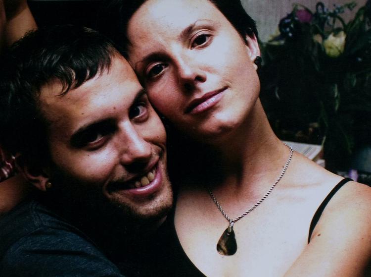 Spioner? Dette udaterede arkivbillede viser to af de tre anholdte amerikanske studerende, Shane Bauer og Sarah Shourd, der mandag 9. november blev anklaget for spionage af de iranske mydnigheder. 