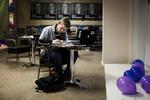 Valgkamp Efter skole sidder 18-årige kandidat Morten Nielsen ofte i Radikale Venstres valgcafe i Holbæk. Når der ikke er vælgere, bruger han tiden på at lave lektier. 