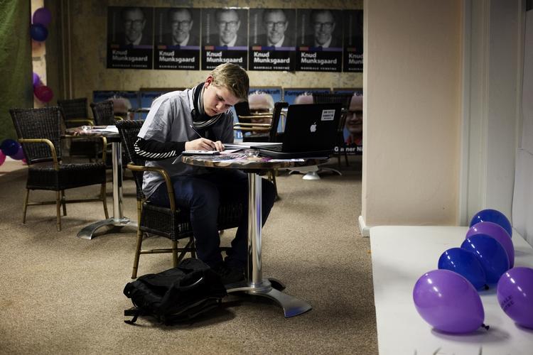 Valgkamp Efter skole sidder 18-årige kandidat Morten Nielsen ofte i Radikale Venstres valgcafe i Holbæk. Når der ikke er vælgere, bruger han tiden på at lave lektier. 