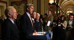 Senator John Kerry til FN's afgiver klimaløfter til generalsekretær Ban Ki-moon. 