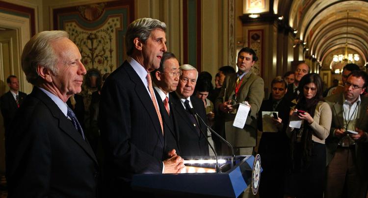 Senator John Kerry til FN's afgiver klimaløfter til generalsekretær Ban Ki-moon. 