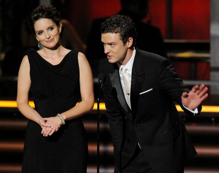 Forfulgt. Sangeren Justin Timberlake har flere gange måttet ringe til politiet fordi en kvinde har brudt ind i hans hjem. Her ses han med komikeren Tina Fey til Emmy-uddelingen i september. 