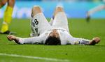 ydmygelse. Den brasilianske superstjerne Kaká symboliserer Real Madrids fald mod upåagtede Alcorcon. 
