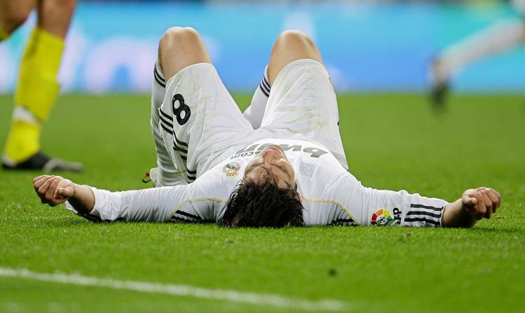 ydmygelse. Den brasilianske superstjerne Kaká symboliserer Real Madrids fald mod upåagtede Alcorcon. 