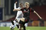 Lærling. Leon Jessen, her i kamp for FC Midtjylland mod FCK og Atiba Hutchinson, vil suge til sig i landsholdslejren. 