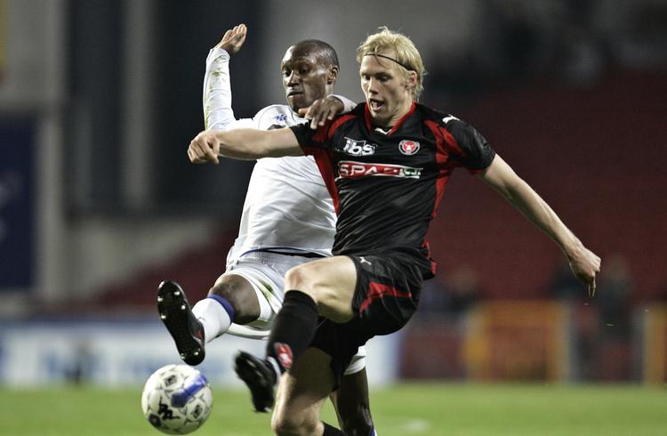 Lærling. Leon Jessen, her i kamp for FC Midtjylland mod FCK og Atiba Hutchinson, vil suge til sig i landsholdslejren. 