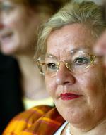Selvironi. Bodil Cath beskriver sig selv som »en lille fransk kommode hvor øverste skuffe er trukket ud.« 