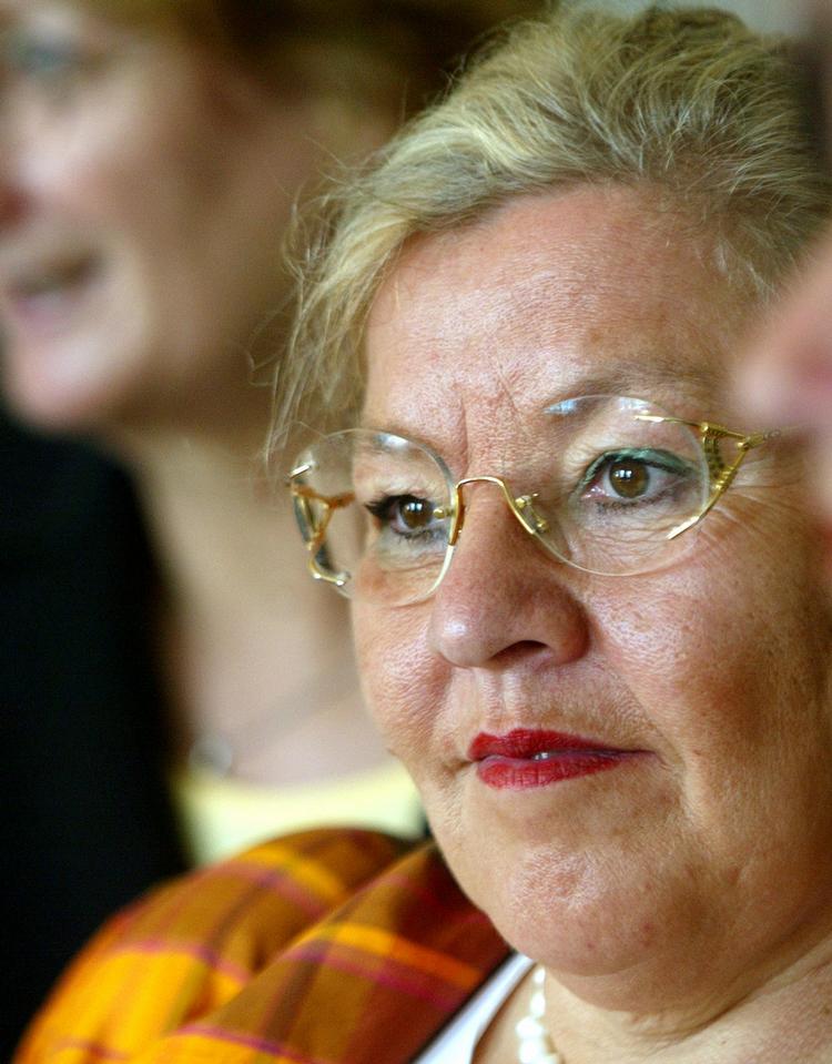 Selvironi. Bodil Cath beskriver sig selv som »en lille fransk kommode hvor øverste skuffe er trukket ud.« 