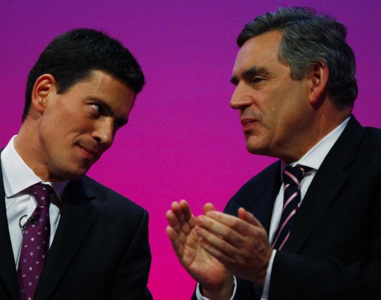 David Miliband (til venstre) ønsker ikke topposten som EU's udenrigsminister, og premierminister Gordon Brown (til højre) afviser, at Miliband kan være på vej til EU. Arkivfoto. 