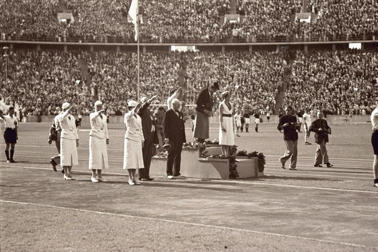 OL 1936 - Berlin. Inge Sørensen ved sejrsceremonien, Olympiske Stadion,Berlin. 