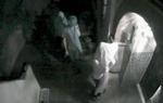 Fotos fra et overvågningskamera viser  mistænkte fra forbryderringen på vej ind i Lindsay Lohans hus i august 2009. 