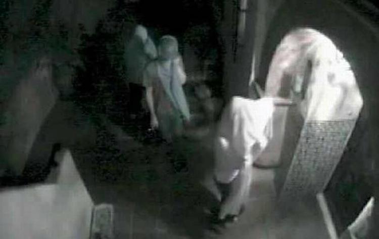 Fotos fra et overvågningskamera viser  mistænkte fra forbryderringen på vej ind i Lindsay Lohans hus i august 2009. 