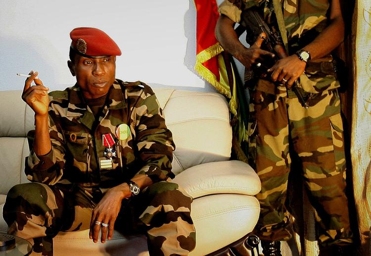 Milliarder. Nye kinesiske investeringer kan være med til at forlænge levetiden for det korrupte militærregime i Guinea, der ledes af generalen Moussa Dadis Camara på billedet. (arkivfoto) 