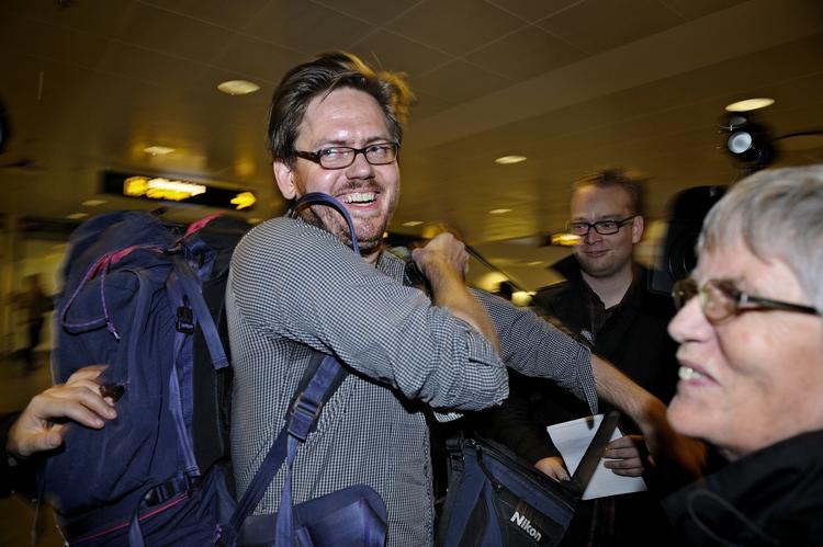 Fri. Niels Krogsgård fik store knus af sin familie og venner, der var mødt op i lufthavnen. Nu skal han gøre sin opgave om iransk politik færdig. 