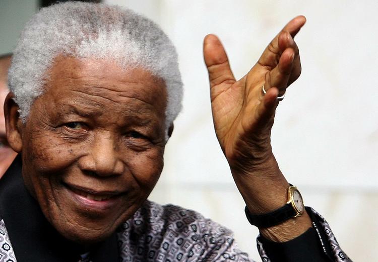 Hyldest. Nelson Mandela fotograferet i London sidste sommer. FN gør nu hans fødselsdag til Mandela-dag. 