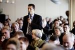 Venstres borgmester i Herning Lars Krarup er stærkt utilfreds med, at diskussionen om et nyt supersygehus i Midtjylland har fyldt så meget i finanslovsforhandlingerne, som faldt  på plads i nat. 
