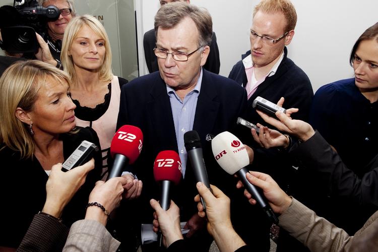 Aftale. Finansloven lå først klar sent i nat. I midten er det finansminister Claus Hjort Frederiksen (V) med sit partis finansordfører Tina Nedergaard og økonomi- og erhvervsminister Lene Espersen (K). 