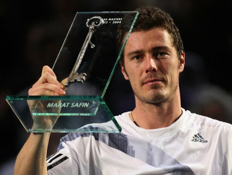 FÆRDIG. Russeren Marat Safin stoppede i går karrieren, da han blev slået ud af turneringen Paris Masters. Som en hyldest modtog han nøglen til Bercy-stadionet, hvor turneringen blev afholdt. 