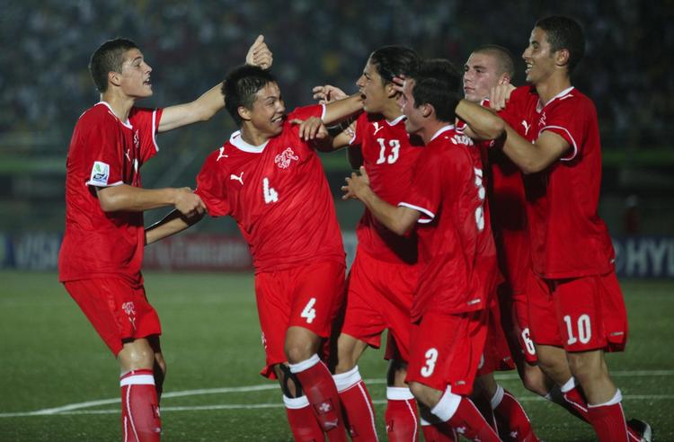 17? Fifa undersøger, om deltagerne i det igangværende U17-VM i Nigeria rent faktisk er under 17 år. Her jubler spillerne fra Schweiz over en scoring i Lagos. I dag spiller Schweiz semifinale mod Columbia. 